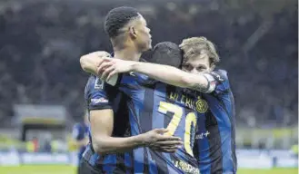  ?? EFE ?? Los jugadores del Inter celebrando tras vencer ante el Empoli //