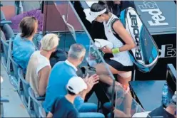  ??  ?? MALA SUERTE. Muguruza se tuvo que ir entre dolores.