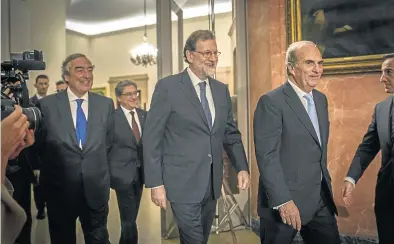  ?? CARLOS MONTAÑÉS ?? Juan Rosell, Mariano Rajoy y la cúpula de la patronal catalana, ayer en Barcelona.