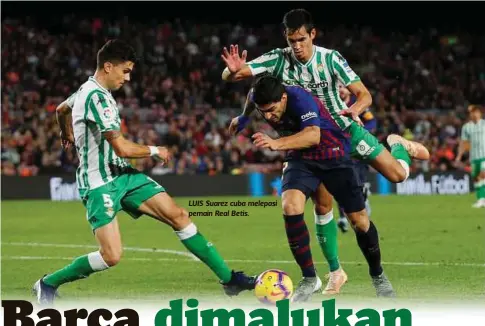  ??  ?? LUIS Suarez cuba melepasi pemain Real Betis.