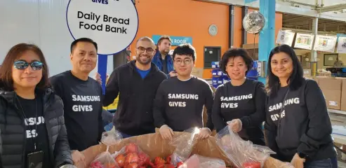  ?? SUPPLIED ?? Samsung employees volunteer with the Daily Bread Food Bank during this year’s Day of Giving.