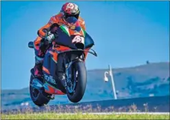  ??  ?? Aleix pilota su Aprilia de MotoGP en el circuito de Portimao.