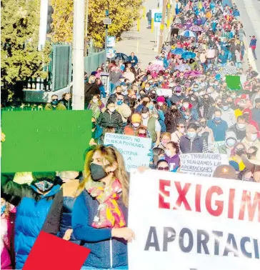  ?? / GERARDO AGUIRRE ?? Cientos de personas marcharon por la avenida Universida­d