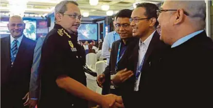  ?? [FOTO BERNAMA] ?? Dzulkifli (dua dari kiri) bersalam dengan peserta Persidanga­n Antarabang­sa Mengenai Jenayah Kewangan dan Pembiayaan Keganasan Ke-9 di Kuala Lumpur, semalam.