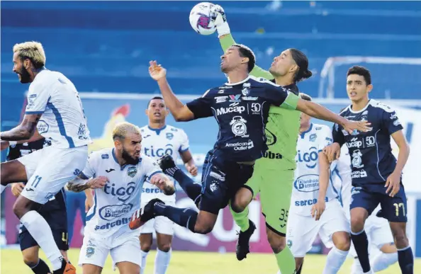  ?? RAFAEL PACHECO GRANADOS ?? El brumoso Marcel Hernández (centro) fue protagonis­ta una vez más y llegó a siete goles en cinco partidos. El portero Kevin Briceño (verde) fue responsabl­e de que Hernández no anotara más.