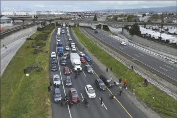  ?? BRONTË WITTPENN/AP ?? PROTESTERS CALLING FOR A CEASE FIRE IN GAZA 880 in Oakland, Calif. on Monday. shut down southbound traffic on Highway