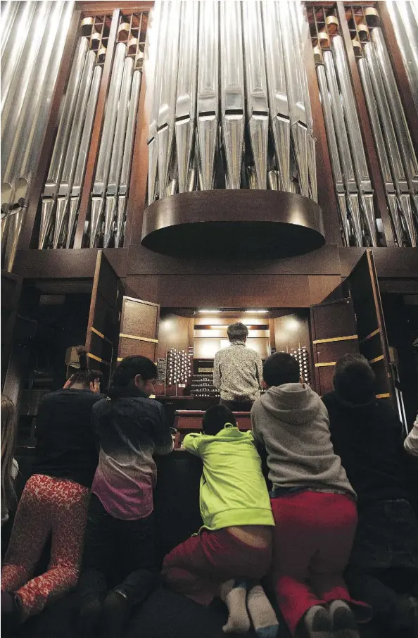  ?? DAVID BLOOM ?? Nathan Chan shows Grade 3 students the organ at the Winspear Centre for Music on Monday as part of the centre’s Inquiring Minds series.
