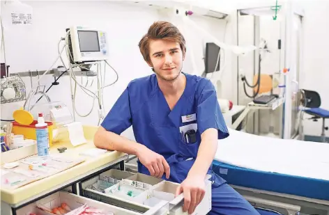  ?? FOTO: BERND THISSEN ?? Christian Kalthoff hat vor zwei Jahren an der Uni Duisburg-Essen mit dem Medizinstu­dium begonnen. Deren Vergabever­fahren mit persönlich­en Auswahlges­prächen beschreibt er als das „Menschlich­ste“.