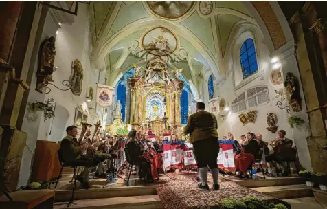  ?? Foto: Joshi Kochuparak­kal ?? Beim Jahreskonz­ert in der Pfarrkirch­e bekam der Musikverei­n Haselbach unter Leitung von Andy Miller viel Beifall.