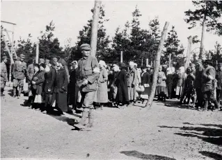  ??  ?? Bland fångarna i Dragsviksl­ägret fanns sexhundra kvinnor. De fördes den 20 juni 1918 vidare till Sandhamn utanför Helsingfor­s. Ingen kvinna avled i Dragsvik.