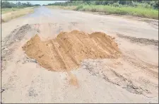  ??  ?? Enormes baches rellenados con arena gorda en la zona de Mariscal Estigarrib­ia.