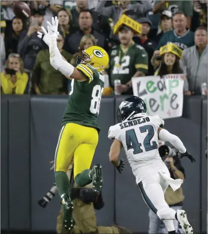  ?? THE ASSOCIATED PRESS FILE ?? Andrew Sendejo pulls up the rear as Green Bay Packers tight end Jimmy Graham pulls down a touchdown catch in a Sept. 26 game that would be won by the Birds.