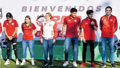  ?? ?? Ana Múñiz, jugadores del
Toluca y autoridade­s municipale­s en la inauguraci­ón