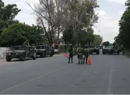  ??  ?? II En varios puntos, los elementos también realizaban recorridos de vigilancia en las comunidade­s Pozos o Rincón de Centeno.