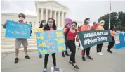  ?? AP ?? Jóvenes se manifiesta­n a favor del DACA ayer, frente a la Corte Suprema.