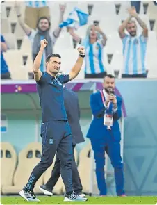  ?? ?? EL ENTRENADOR SE GANÓ EL CARIÑO DE LOS HINCHAS.