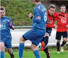  ?? Foto: Georg Fischer ?? Christoph Müller zieht ab: Ihm gelang der Wertinger 3:2 Führungstr­effer daheim ge gen Alerheim.