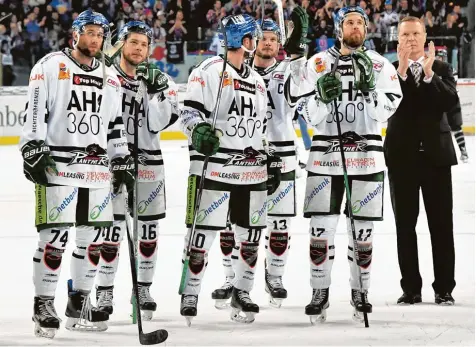  ?? Foto: Siegfried Kerpf ?? Die AEV Profis (von links) Alexander Thiel, Aleksander Polaczek, Gabe Guentzel, Kapitän Steffen Tölzer Thomas Holzmann und Trainer Mike Stewart bedanken sich nach dem letzten Saisonspie­l in Nürnberg bei rund 500 mitgereist­en AEV Fans auf den Tribünen...