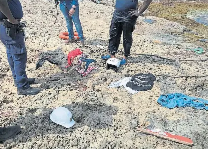  ?? REUTERS ?? Horror. Restos de la embarcació­n y prendas de los balseros que intentaban llegar a Curazao.