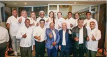  ?? FUENTE EXTERNA ?? Llenos de júbilo, los 14 alcaldes celebraron el apoyo obtenido en el Gran Santo Domingo.