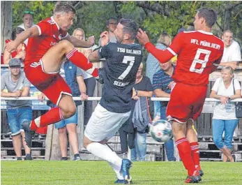  ?? FOTO: HELMUT BUCHER ?? Eine engagierte Leistung bot der VfL Mühlheim (rote Trikots) gegen die TSG Balingen.