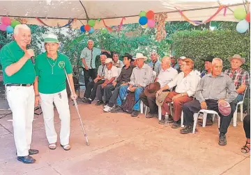  ??  ?? Atenta con el prójimo. Niña Reina, llamada así cariñosame­nte, cuidó ayer de la organizaci­ón del evento, a pesar de tener que usar un bastón y una muleta para ayudarse a caminar debido a una caída.