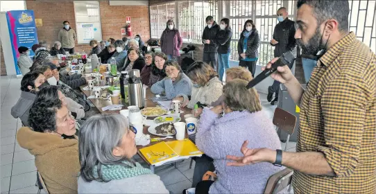  ?? ?? Debate. Varias personas participan en un encuentro para debatir sobre el proceso constituye­nte. Lo hacen a la tarde, durante la habitual tradición de la `once'.