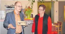  ?? FOTO: SILVIA MÜLLER ?? Daniel Günther übergab seiner Nachfolger­in Dagmar Staudacher-Keller den symbolisch­en Hausschlüs­sel.