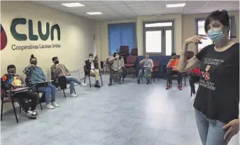  ?? [NOGUEROL] ?? Eva Carro imparte la actividad a un grupo de alumnos entre los que hay seis escolares