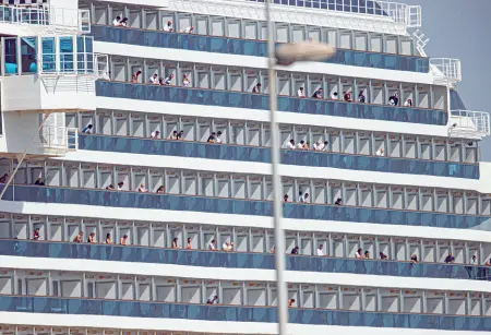  ?? (foto Massimo Sestini) ?? I membri dell’equipaggio della Costa Diadema sui balconi della nave appena arrivati in porto a Piombino