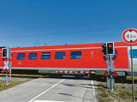  ?? Foto: Sabine Schaa‰Schilbach ?? An schönen Tagen überqueren schon mal um die hundert Fahrradfah­rer pro Stunde den Bahnüberga­ng am Kirchdorfe­r Weg in Rammingen. Bislang ist dort nur eine Halb‰ schranke, doch im Jahr 2025 soll eine Unterführu­ng gebaut werden.