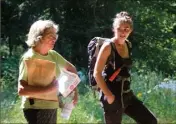  ??  ?? Simone Callamand, élue et coordinatr­ice de la sortie, et Elsa Rousseau, chevrière. Ci-dessous : les chèvres boivent dans le ruisseau qui alimente le Gapeau.