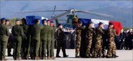  ?? (Photo doc. Var-matin) ?? L’hommage de la nation aux cinq militaires décédés le  février .