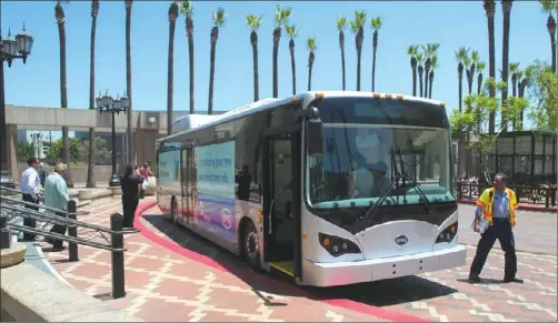 ?? YANG LEI / XINHUA ?? A BYD ebus in Los Angeles, California. The 12-meter ebus has already had trials in the United States, and in European cities including London, Paris, Bremen, Bonn, Madrid, Barcelona, Salzburg, Warsaw, Amsterdam, Brussels and Budapest, according to BYD.
