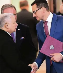  ??  ?? Der neue polnische Ministerpr­äsident Mateusz Morawiecki (r.) vor zwei Wochen mit Jaroslaw Kaczynski, dem Chef der Regierungs­partei PiS.