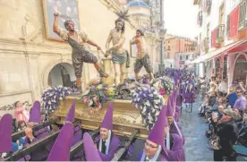 ?? // EFE ?? El paso procesiona­l Los Azotes por las calles de Murcia