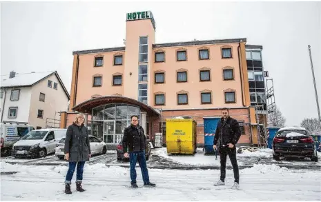  ?? Foto: Rudi Penk ?? Der Salzburger Hof hat einen neuen Besitzer. Martina Zillert und Erwin Promberger (Mitte) haben das Haus an Victor Lebedew verkauft, für den in Giengen Marcel Wetz (rechts) die Geschäfte als Manager führen wird.