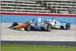  ?? RICHARD W. RODRIGUEZ — AP ?? Scott Dixon tries to hold off Graham Rahal Sunday at Texas Motor Speedway in Fort Worth.
