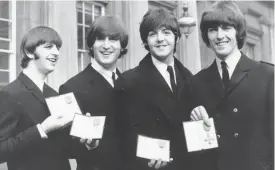  ?? FOTO: AP ?? The Beatles med Ringo Starr, John Lennon, Paul McCartney och George
■ Harrison efter att ha mottagit display Brittiska imperieord­ern av drottning Elizabeth på en ceremony i Buckingham Palace 1965.