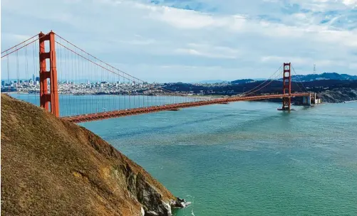  ?? ?? Die Golden Gate Bridge verbindet San Francisco und Marin County. Die weltberühm­ten Cablecars gibt es schon über 150 Jahre. Flower-power, so weit das Auge reicht: Das Hippievier­tel Haight-ashbury zeigt sich bunt und vielfältig.