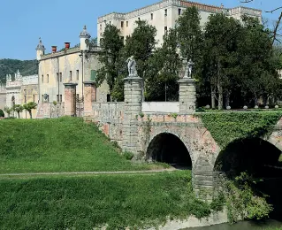  ??  ?? Il castello L’edificio monumental­e del Catajo ha 350 stanze ed è considerat­o la reggia dei Colli Euganei. Fu costruito a partire dal XVI secolo da Pio Enea I Obizzi e ampliato tra il ‘600 e il ‘700