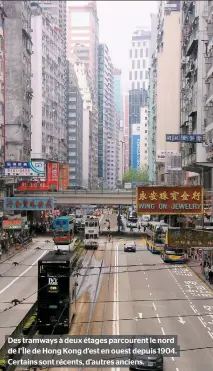  ??  ?? Des tramways à deux étages parcourent le nord de I’île de Hong Kong d’est en ouest depuis 1904. Certains sont récents, d’autres anciens.