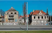  ?? FOTO ARCHIV MAFRA ?? V hlavním městě je množství prázdných domů, například budova bývalých lázní v Praze 2 (vlevo) či dva objekty na Letné.