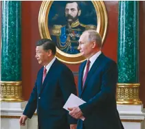  ?? ?? Την περασμένη χρονιά, Σι και Πούτιν συναντήθηκ­αν δύο φορές. Η πρώτη ήταν τον Μάρτιο στο Κρεμλίνο. Στην τριήμερη επίσκεψη του Κινέζου προέδρου στη Μόσχα υπεγράφησα­ν συμφωνίες συνεργασία­ς.