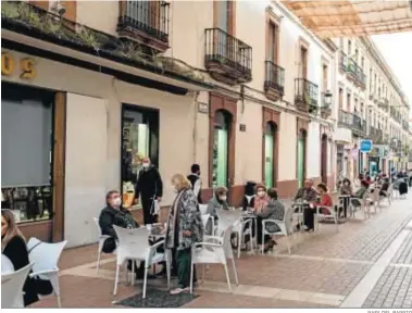  ?? RAFA DEL BARRIO ?? Ambiente en un negocio de hostelería de la capital onubense durante la Semana Santa 2021.