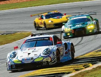  ?? Fotos: Jürgen Tap, Porsche ?? Nichts für Anfänger: Das Zehn-Stunden-Rennen „Petit Le Mans“auf der Road Atlanta. Porsche bestreitet das Spektakel mit einem 911 RSR (vorne) – und gewinnt an diesem Tag.