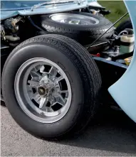  ??  ?? Acima: o Miura utiliza rodas de liga com pneus traseiros 275/55 Avon (originalme­nte Pirelli). As rodas do Murciélago têm pneus Pirelli P Zero Corsa