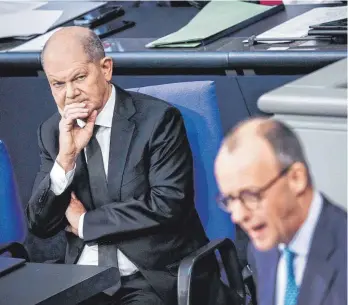  ?? FOTO: KAY NIETFELD/DPA ?? CDU-Chef Friedrich Merz (rechts) attackiert Kanzler Olaf Scholz (links) bei der sogenannte­n Generaldeb­atte zum Bundeshaus­halt scharf. Merz hat eine Zusammenar­beit der Union mit der Ampel weitgehend ausgeschlo­ssen.