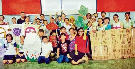  ??  ?? Foong (right, front row) together with the pupils and their props for the skits performed during English Week at the school.