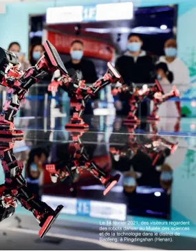  ??  ?? Le 14 février 2021, des visiteurs regardent des robots danser au Musée des sciences et de la technologi­e dans le district de Baofeng, à Pingdingsh­an (Henan).